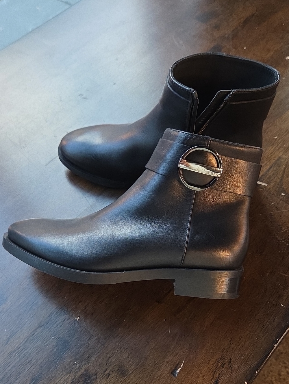 Geox Size 5 Classic Black Leather Ankle Boot with Decorative Silver Accent NEW